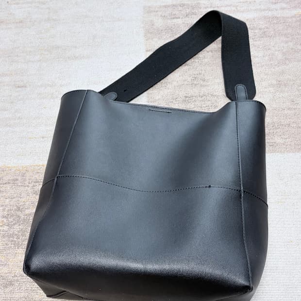 블랙 가죽 숄더백