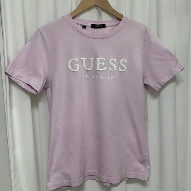 GUESS 게스 에나멜 로고 반팔티 S 퍼플
