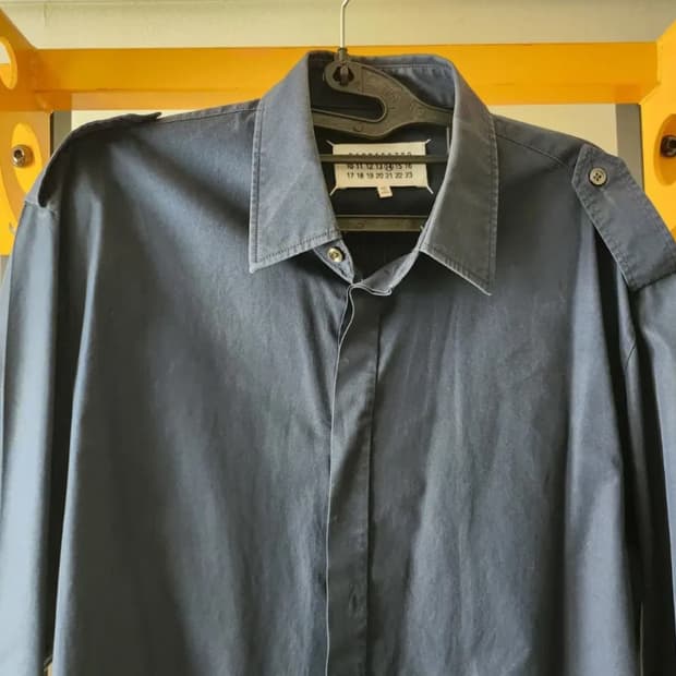 마르지엘라 히든버튼 견장 셔츠