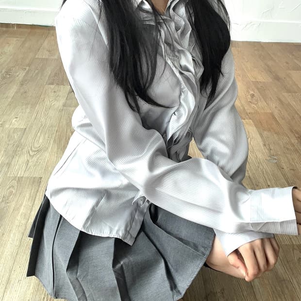 실버 프릴 블라우스 silver frill blouse