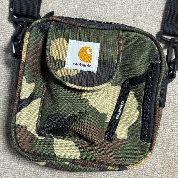 칼하트 wip 카모 에센셜 크로스백