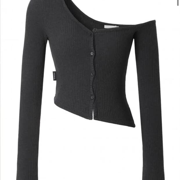 쓰리타임즈 원숄더 버튼 티셔츠 차콜