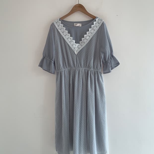 Lace v neck dot dress