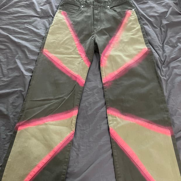 더뮤지엄비지터 스프레이 팬츠