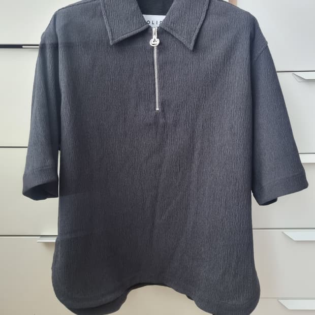 솔리드옴므
23SS 크링클 하프집업 반팔 티셔츠