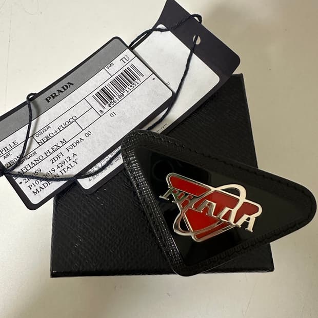 프라다 사피아노 레더 브로치