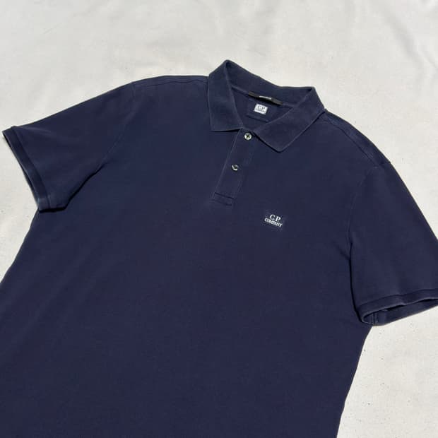 C.P.컴퍼니 레귤러핏 네이비 카라 반팔 티셔츠