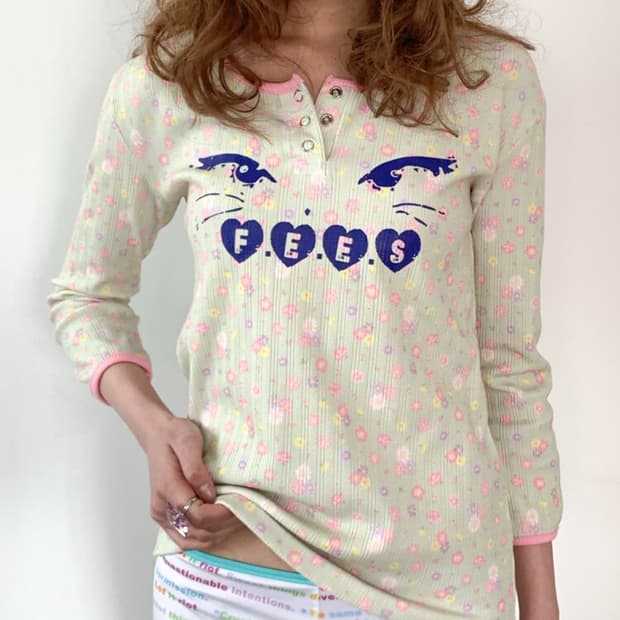 샵 페어리 [F.E.E.S] kitty button flower top 