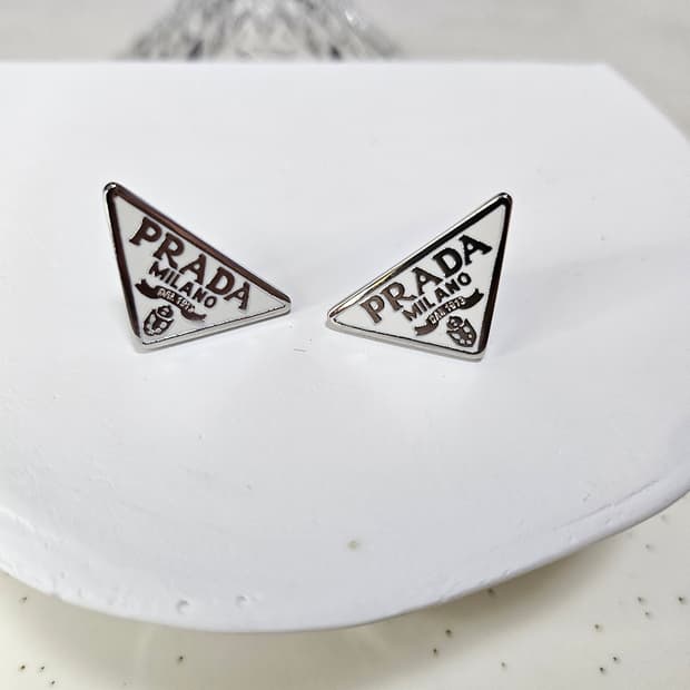 프라다 업사이클링 삼각로고 귀걸이 화이트