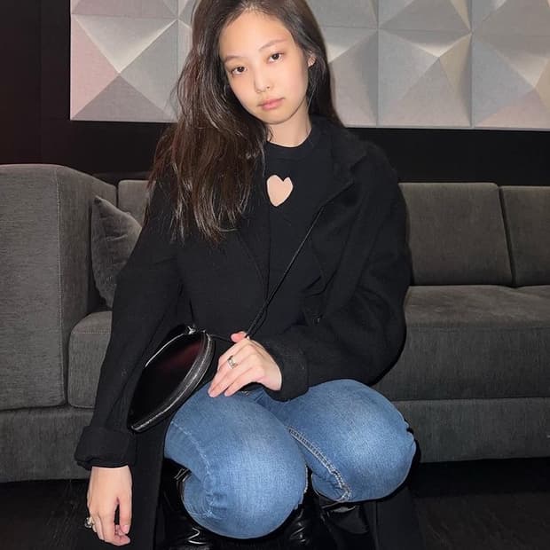 제니 착용 알라이아 ALAIA 하트 컷팅 롱슬리브 니트