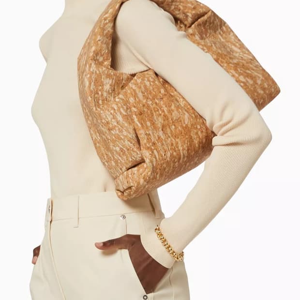 보테가 베네타(Bottega Veneta)의 더 숄더 파우치 코르크 백