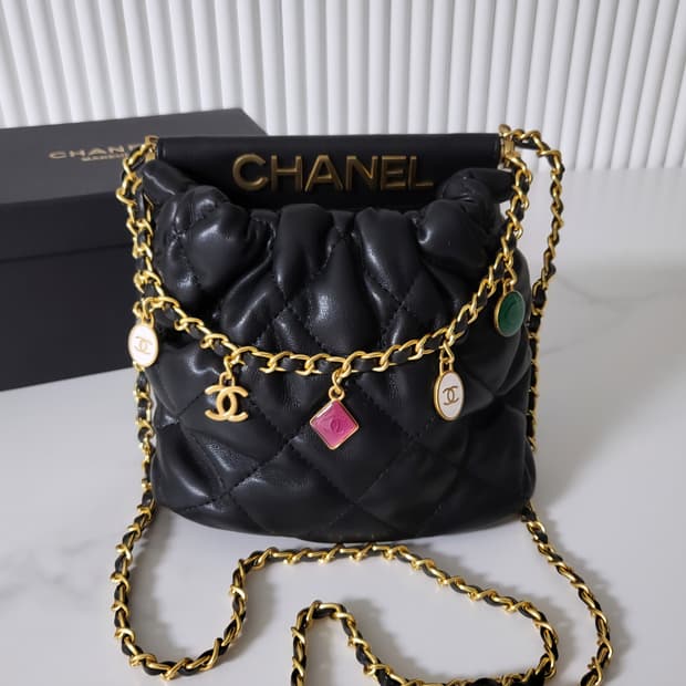 샤넬 뷰티 참장식 램스킨 크로스백