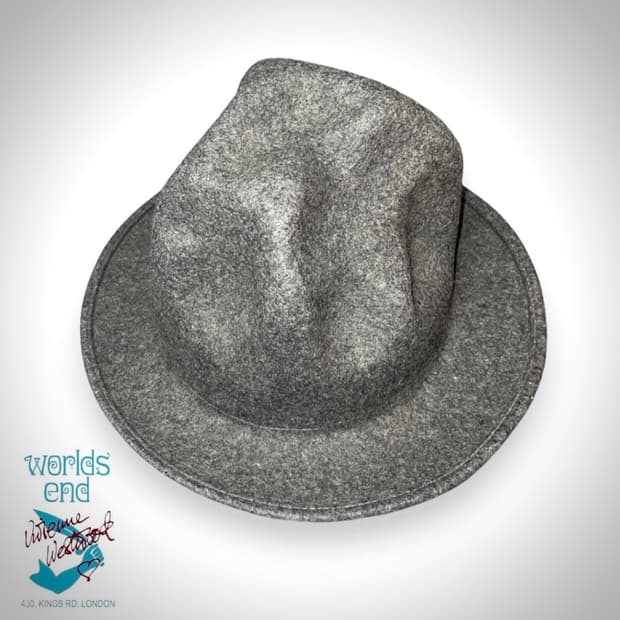 비비안웨스트우드 Worlds end 마운틴 햇 퍼렐 착용