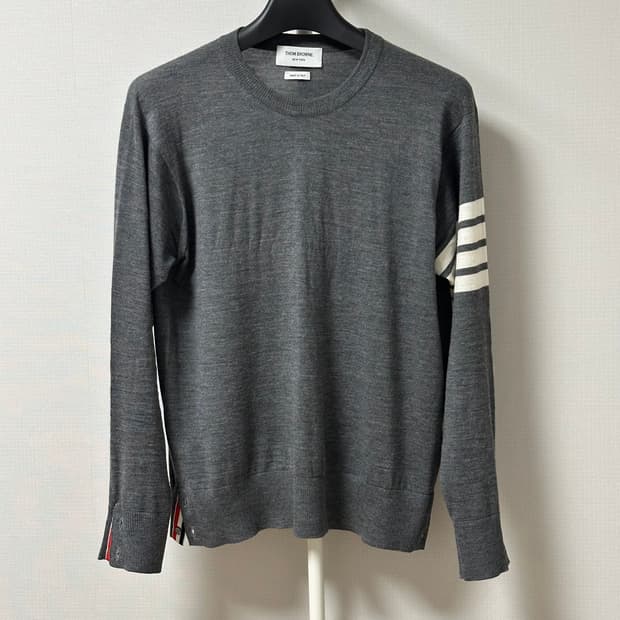 [4] 톰브라운 사선완장 메리노 울 니트 그레이