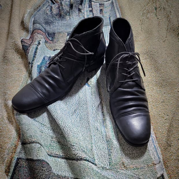 훕데두 레이스 스루 주름가공 레더 부츠