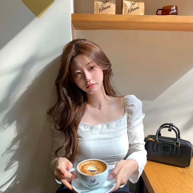 제니오 클린스퀘어 레이스 블라우스