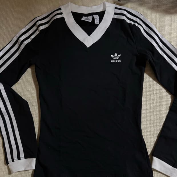 아디다스 브이넥 롱슬리브 티셔츠 블랙 - IY7247