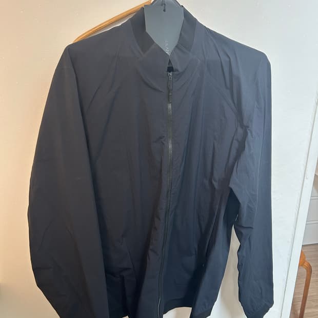 베일런스 네미스 자켓 XL 판매합니다.