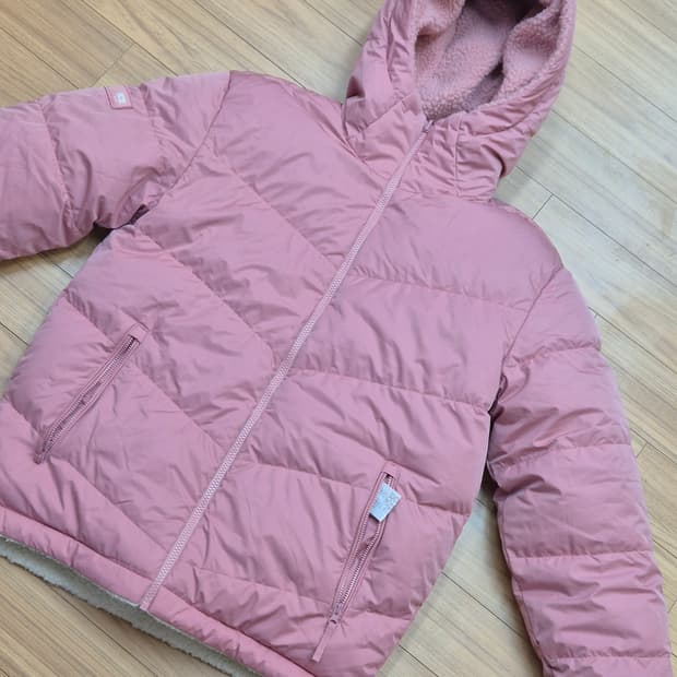 K2 핑크 패딩 90사이즈 판매합니다. 솜털, 깃털 충전재로 가벼우면서 