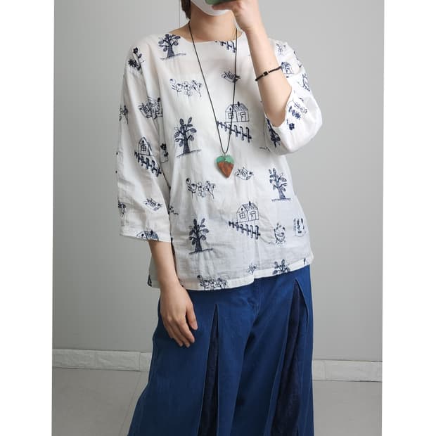 자수 패턴 블라우스