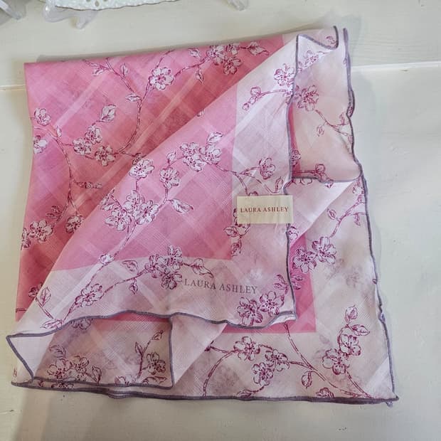 로라애슐리(LAURA ASHLEY) 벚꽃 딸기우유핑크 손수건 스카프