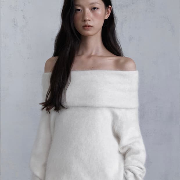 ODS 플리스 앙고라 오프숄더 니트