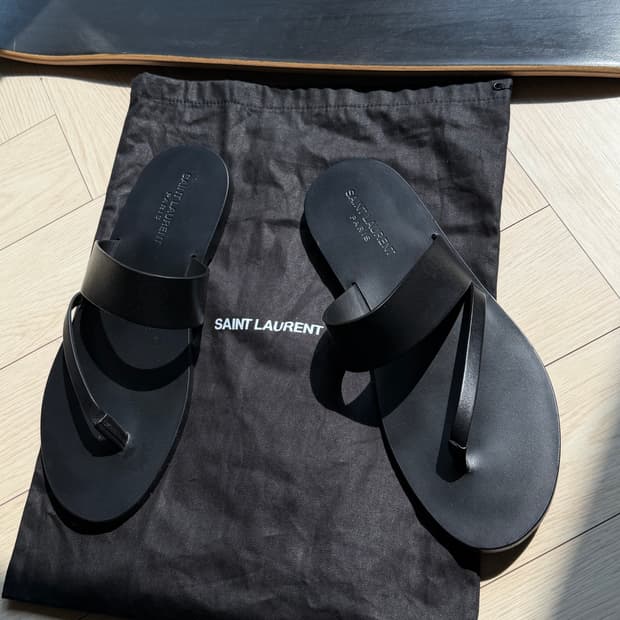 생로랑 쪼리 플랫 샌들