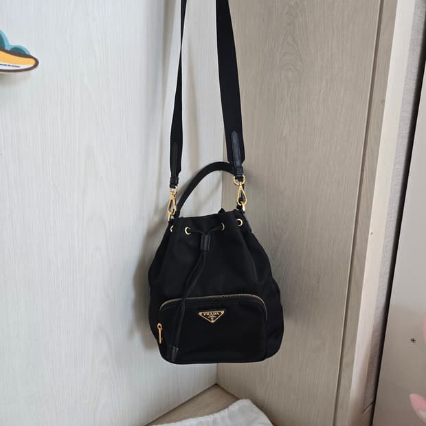 프라다 리나일론 버킷백 블랙 금장