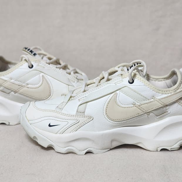 Nike TC 7900 우먼스 스니커즈 245 mm