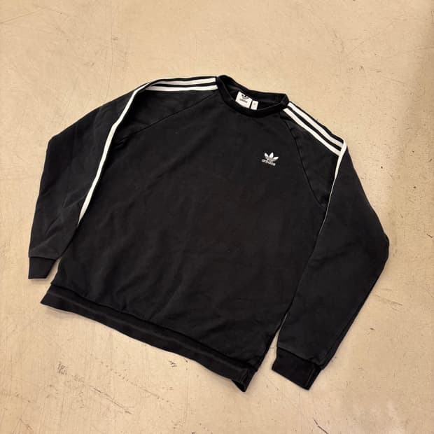 아디다스 삼선 스몰로고 블랙 맨투맨