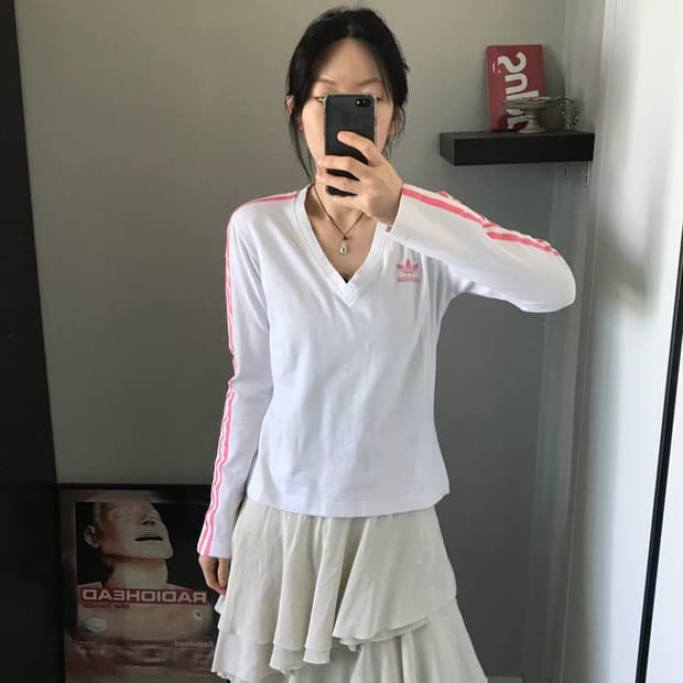 아디다스 해외판 트레포일 사이드라인 브이넥 화이트 롱슬리브티