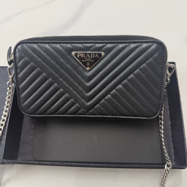 프라다 다이어그램 크로스백(정품)