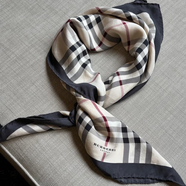 버버리 시그니처 체크 스카프 실크 대형 스카프