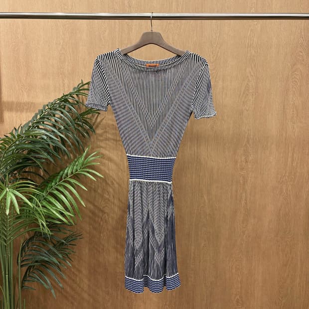 미쏘니 반팔 니트 미디 원피스 스트라이프 패턴 배색 밴드 디테일 블루