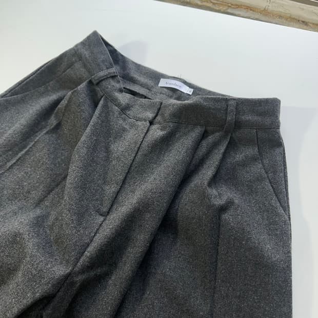 M 어반더스 챠콜 하이웨스트 와이드핏 투턱 울슬랙스