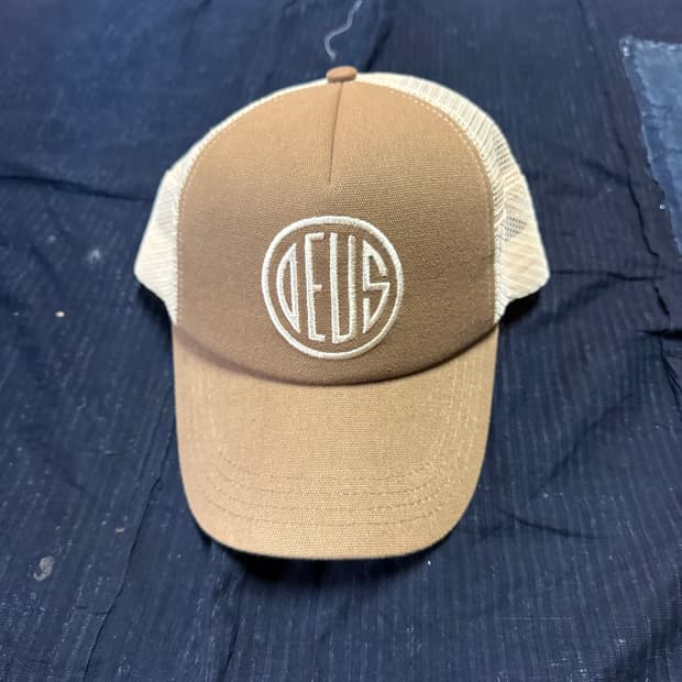 데우스 엑스 마키나 필 트러커 브라운 OS