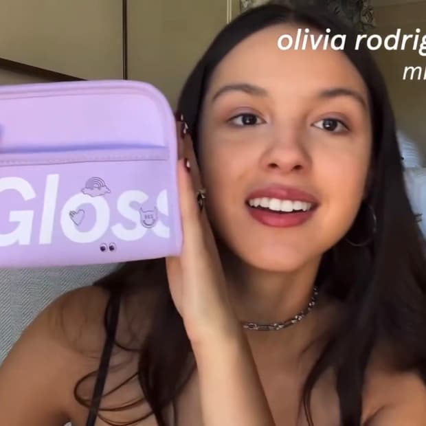 Glossier ๊ธ๋ก์์ ร ์ฌ๋ฆฌ๋น์ ๋ก๋๋ฆฌ๊ณ ํ์ ํ ๋ฉ์ดํฌ์
ํ์ฐ์น