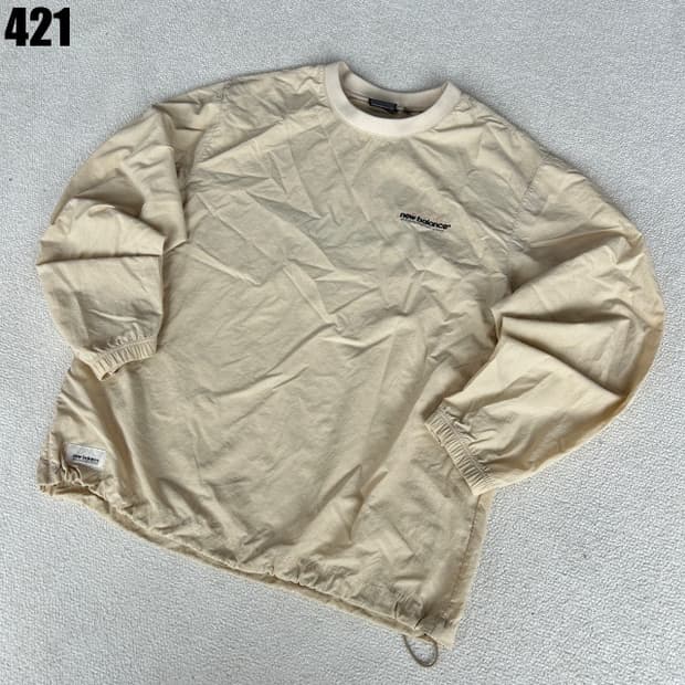 뉴발란스 베이지색 긴팔티 