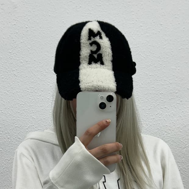 MCM 화이트배색 블랙 뽀글이 캡