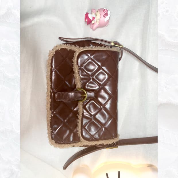 꾸덕초코맛 브라운 뽀글이 퍼 퀄팅 크로스 숄더백