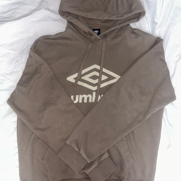 엄브로 에센셜 빅로고 후드티 고지베리 95