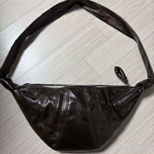 르메르 크루아상 미디엄 숄더백.  bg0001lf1073