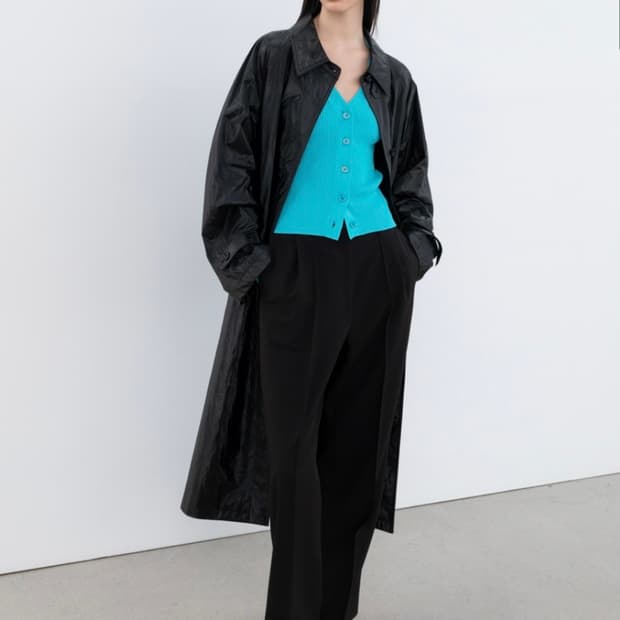 인사일런스 글로시 래글런 트렌치 코트 BLACK