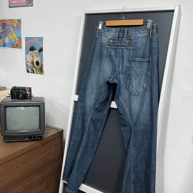 리바이스 엔지니어드 워시드 나팔핏 데님 팬츠