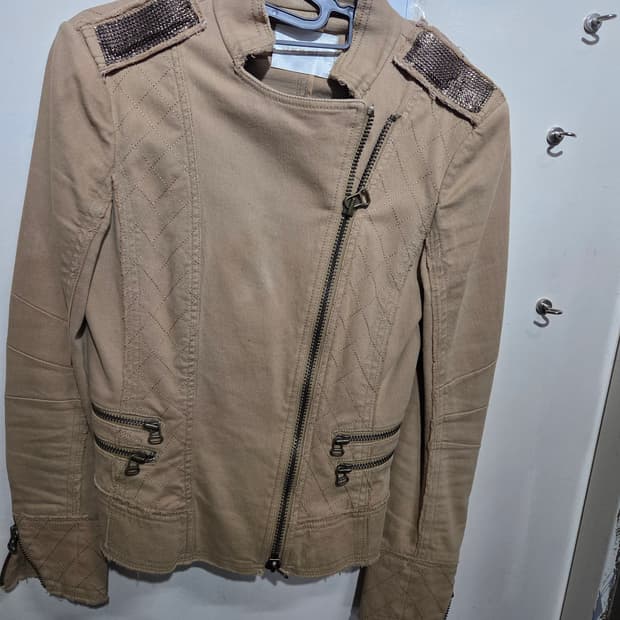 베이지색 라이더자켓