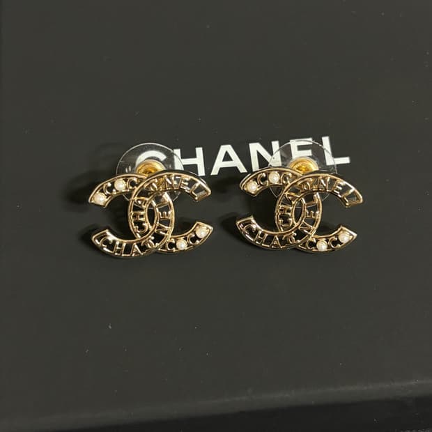 샤넬 정품 cc로고 업사이클링 레터링 골드 진주 귀걸이