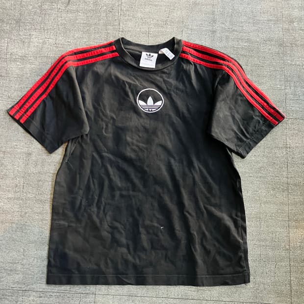 Adidas 아디다스 올드스쿨스트릿 사이드라인 중앙로고90‘s 반팔티셔츠