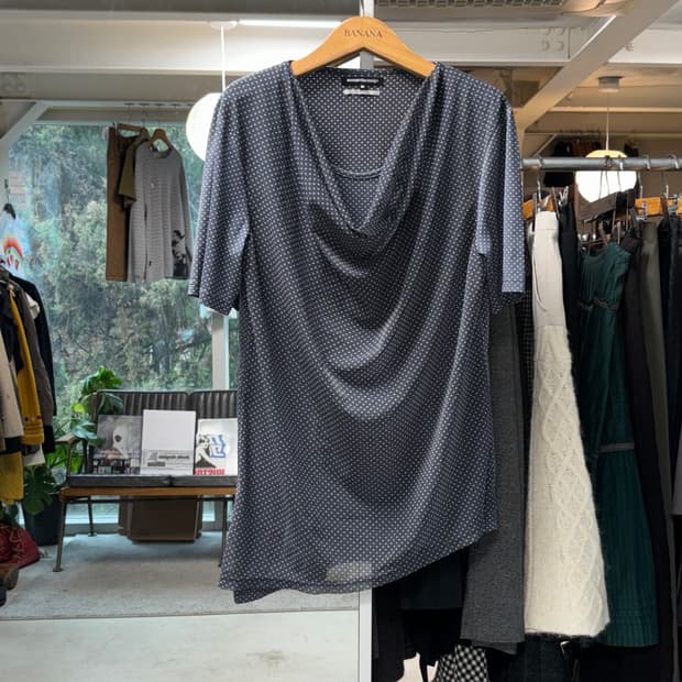 세만틱 디자인 도트 비대칭 레이어드 탑