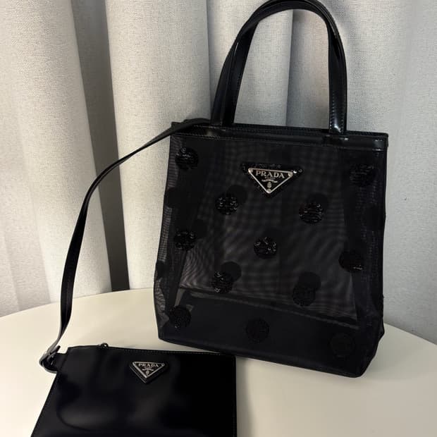 프라다 스몰 폴카 닷 메쉬 토트백 블랙