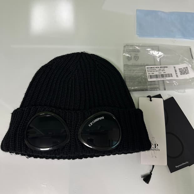 CP컴퍼니 비니 25fw 블랙